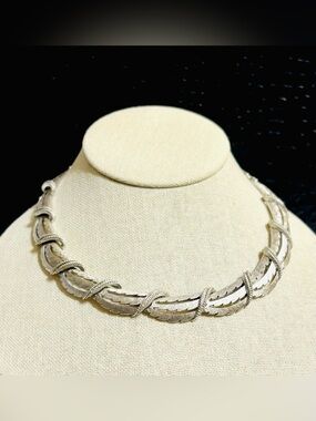 Coro Vintage Silver Linked Leaf Necklace - Elegant Women’s Statement Jewelry